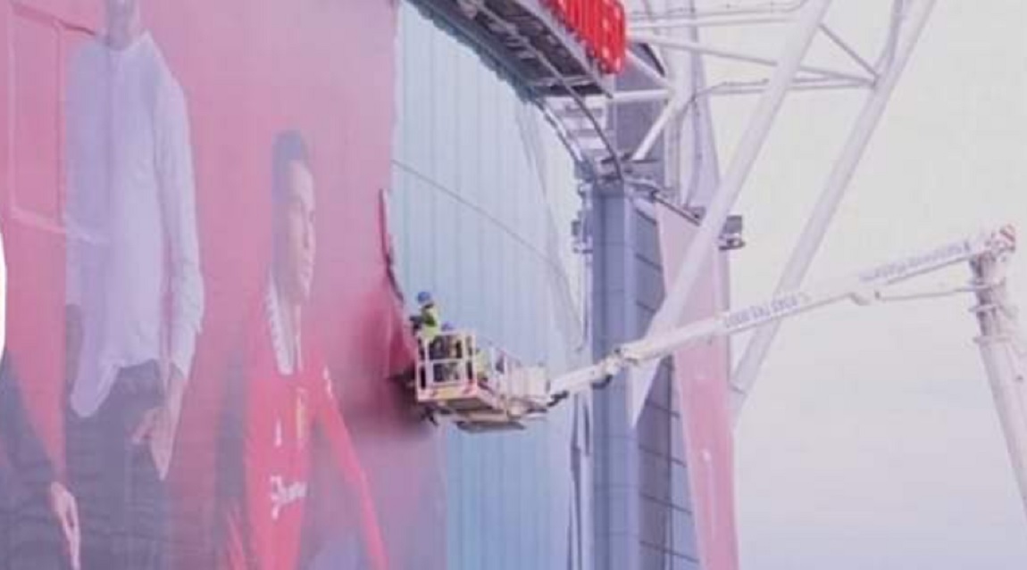 Un poster imens cu Cristiano Ronaldo a fost ănlăturat de pe Old Trafford