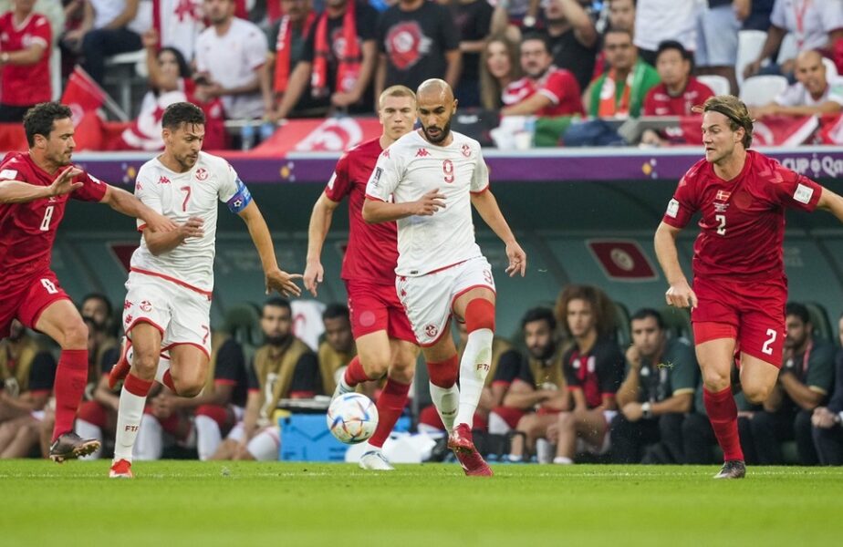 Jucătorii Danemarcei și Tunisiei, în timpul unui meci