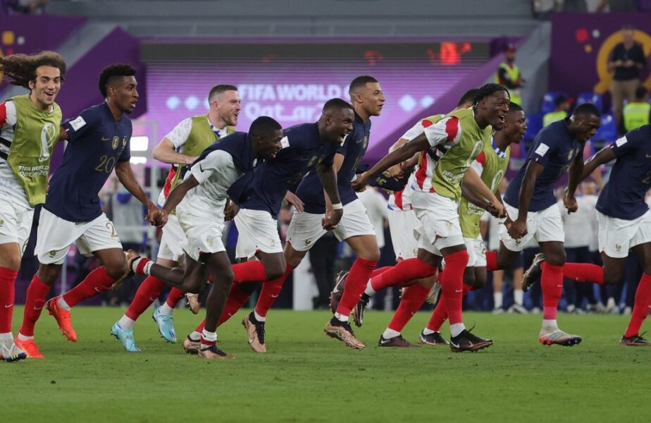 Jucătorii Franței celebrează victoria cu Danemarca și calificarea în optimile de finală la Campionatul Mondial din Qatar 2022