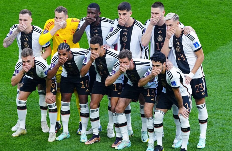 Jucătorii Germaniei protestează înaintea meciului cu Japonia