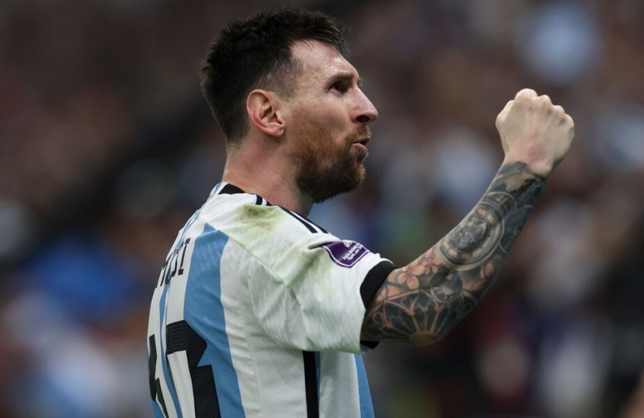 Lionel Messi celebrează victoria Argentinei împotriva Mexicului, la Campionatul Mondial din Qatar 2022