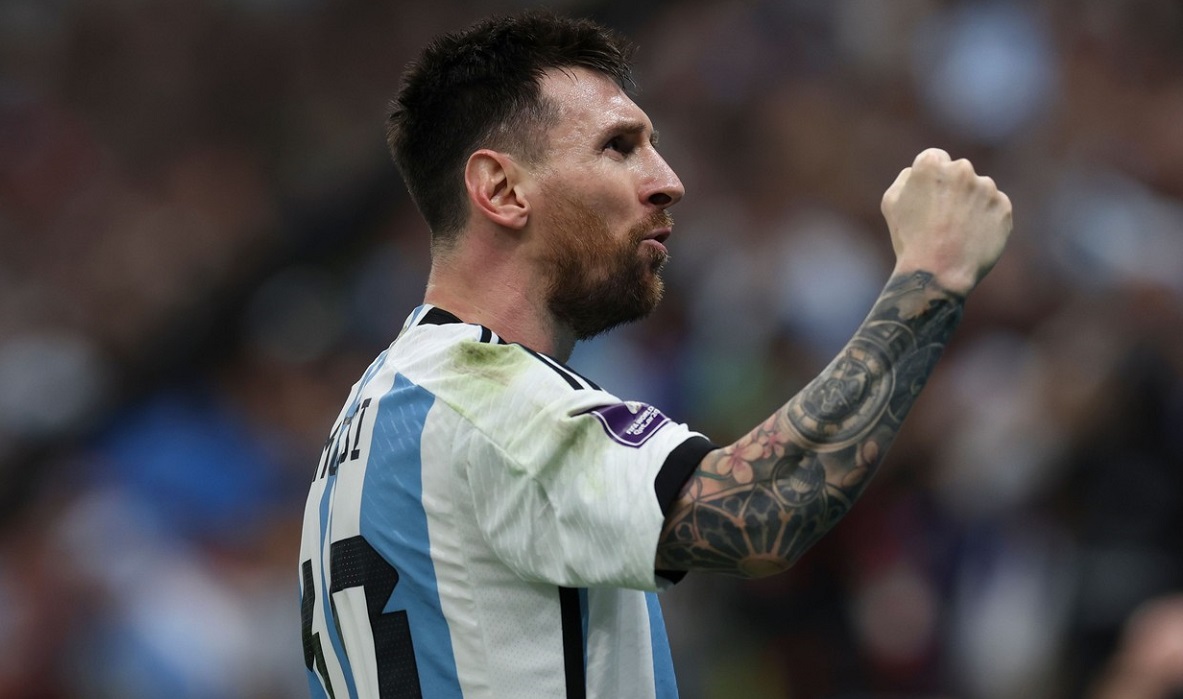 Lionel Messi celebrează victoria Argentinei împotriva Mexicului, la Campionatul Mondial din Qatar 2022