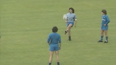 Momentul magic cu care Maradona a uluit două echipe! Ce a făcut cu mingea la mijlocul terenului – VIDEO