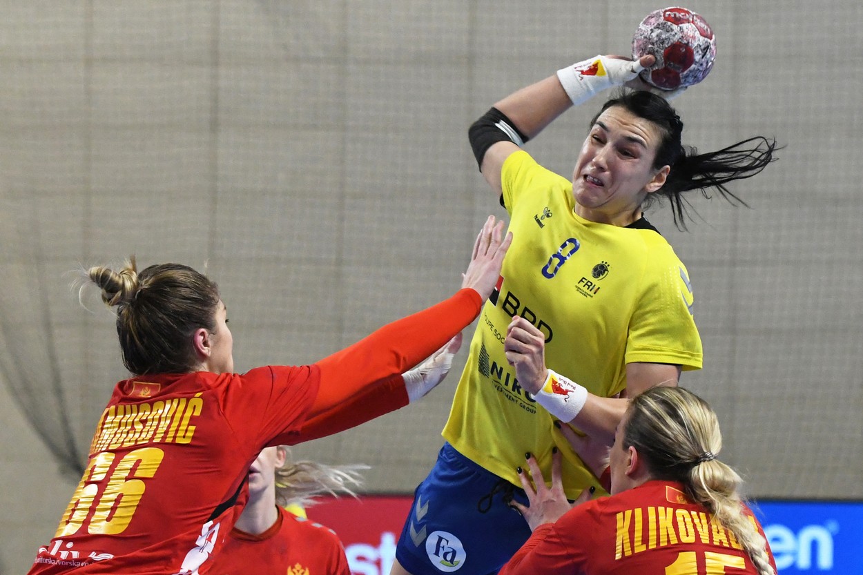 Cristina Neagu, în timpul meciuluI România - Muntenegru 34-35