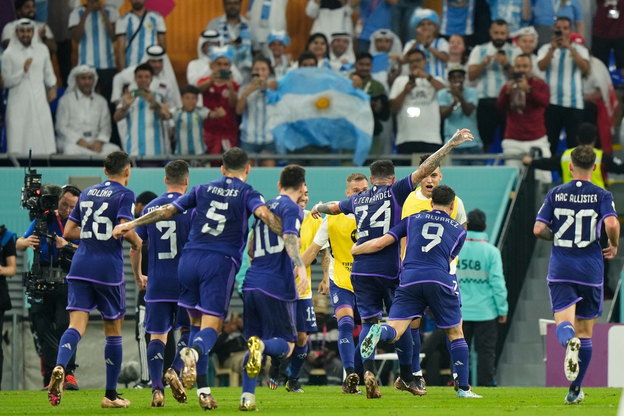 Jucătorii argentinieni, bucuroși după un gol marcat