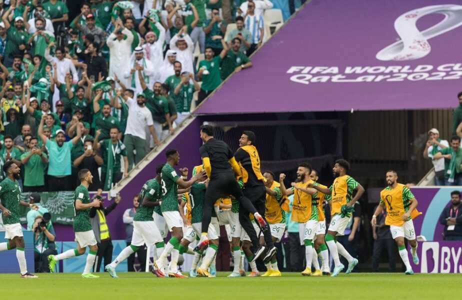 Jucătorii Arabiei Saudite celebrează victoria cu Argentina