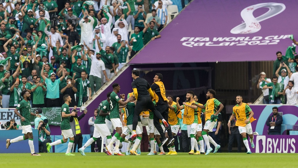 Jucătorii Arabiei Saudite celebrează victoria cu Argentina