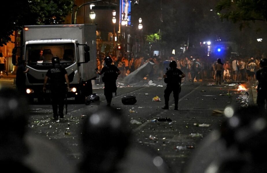 Parada din Buenos Aires a Argentinei s-a lăsat cu 21 de răniți și 14 arestați! Câștigarea Cupei Mondiale, sărbătorită de 5 milioane de oameni
