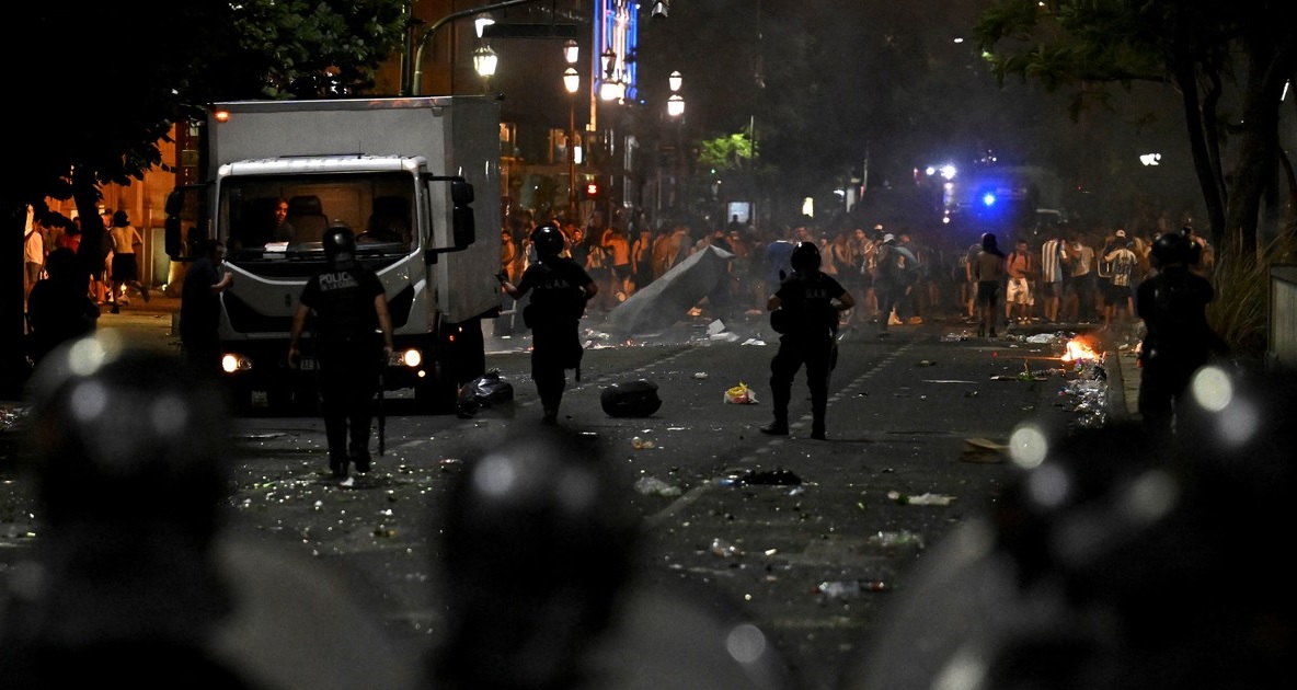 Parada din Buenos Aires a Argentinei s-a lăsat cu 21 de răniți și 14 arestați! Câștigarea Cupei Mondiale, sărbătorită de 5 milioane de oameni