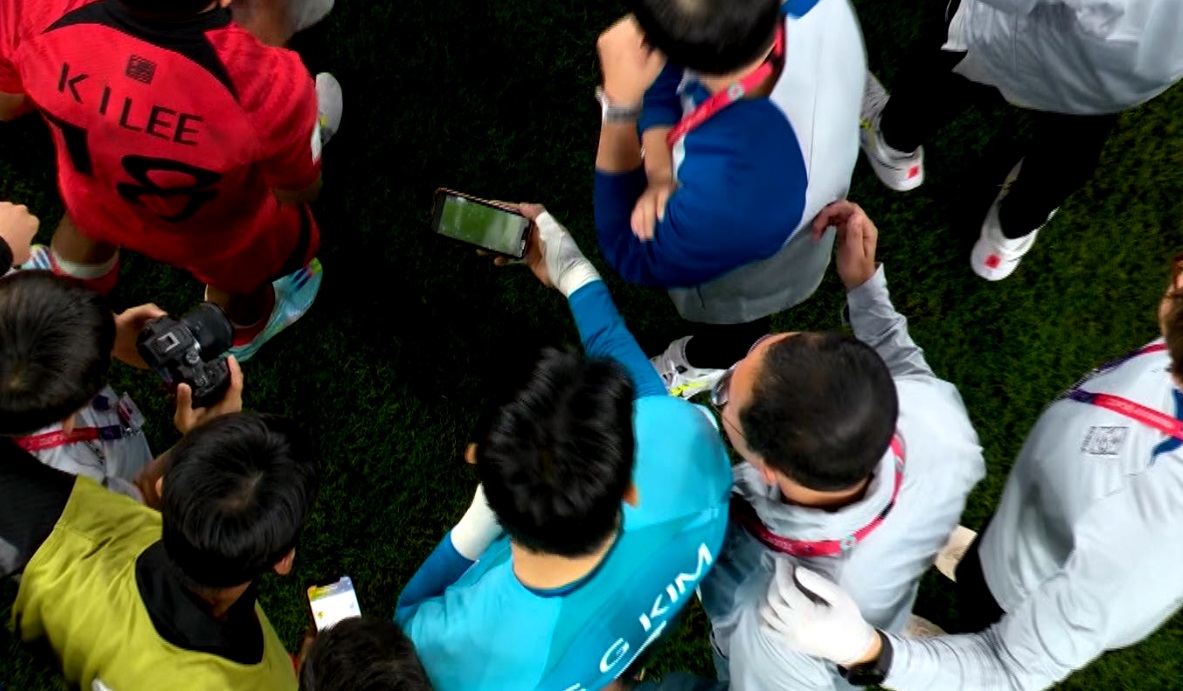 Jucătorii din Coreea de Sud, aşteptând rezultatul partidei dintre Uruguay şi Ghana