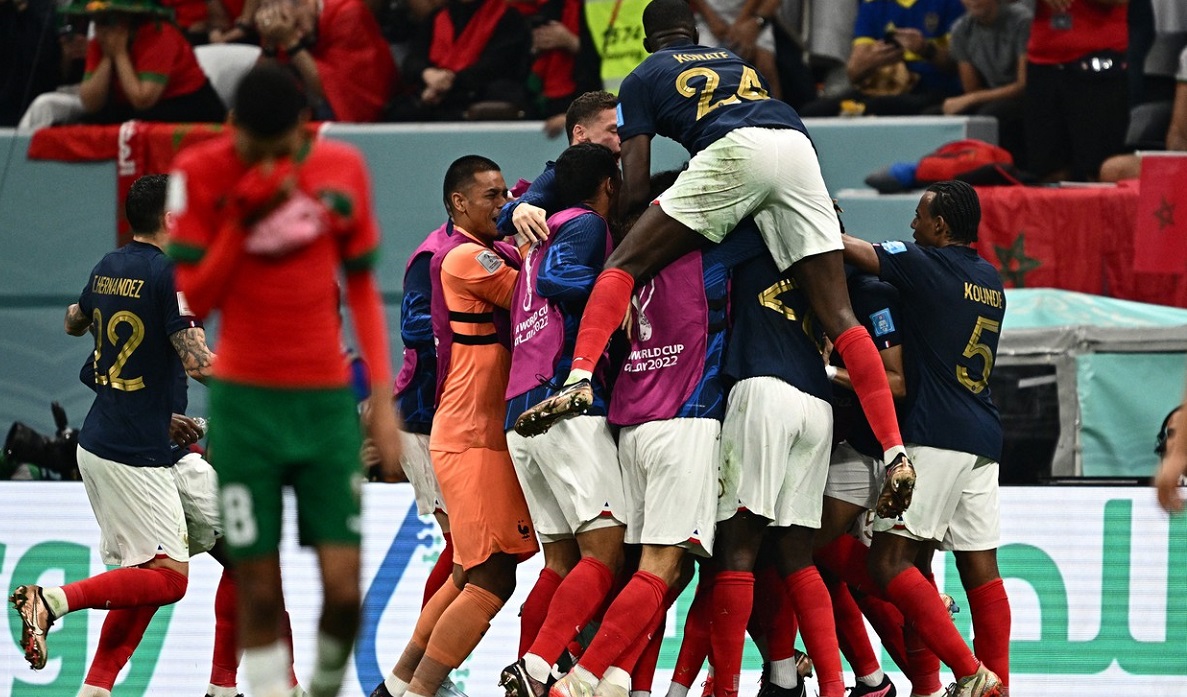 Jucătorii Franței celebrează victoria cu Maroc și calificarea în finala Cupei Mondiale