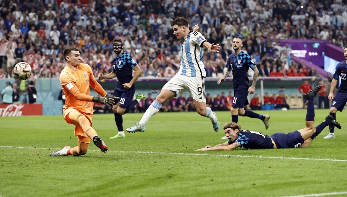 CM 2022 | Gol incredibil reușit de Julian Alvarez în Argentina – Croația! Fundașii croați s-au făcut de râs
