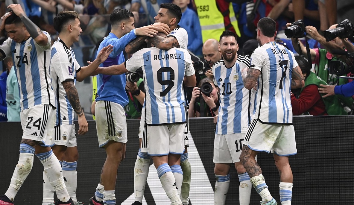 Jucătorii Argentinei celebrează victoria cu Argentina