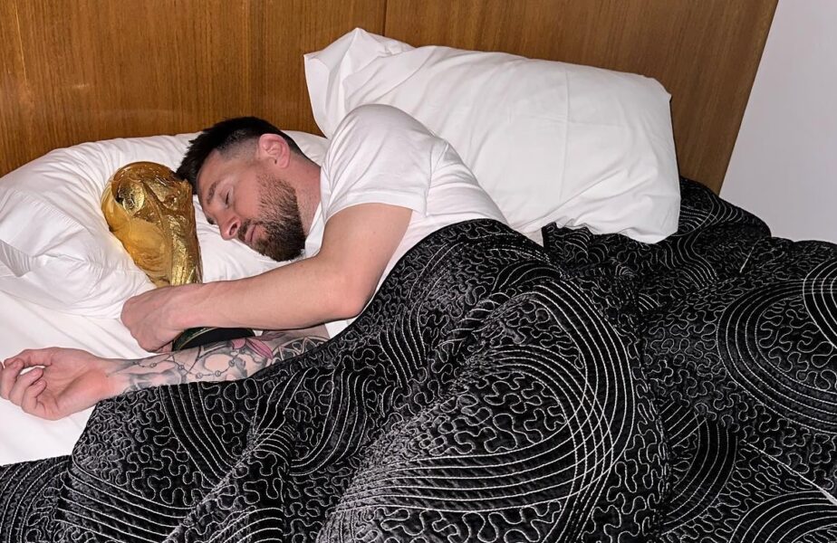 Lionel Messi a rupt internetul! A dormit cu cupa mondială în pat! Imagini virale