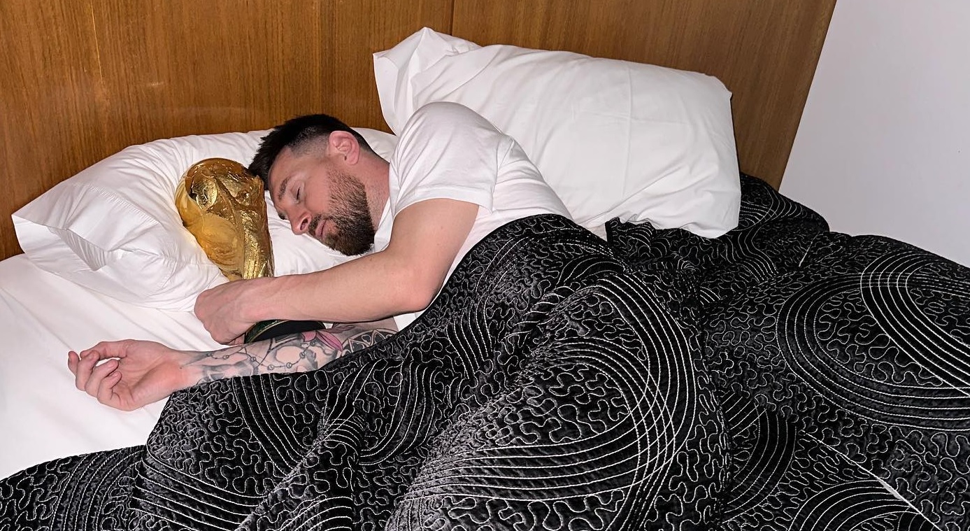 Lionel Messi a rupt internetul! A dormit cu cupa mondială în pat