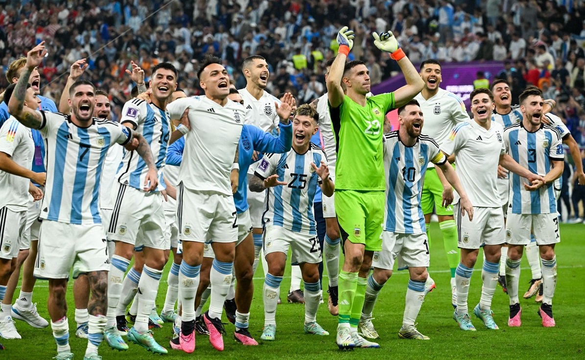 Jucătorii Argentinei sărbătorind victoria la Campionatul Mondial din Qatar