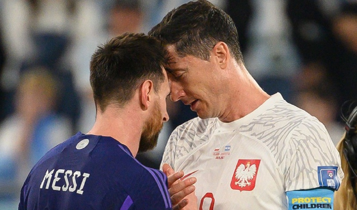Lionel Messi și Robert Lewandowski, în timpul meciului Polonia - Argentina, de la Campionatul Mondial 2022 din Qatar