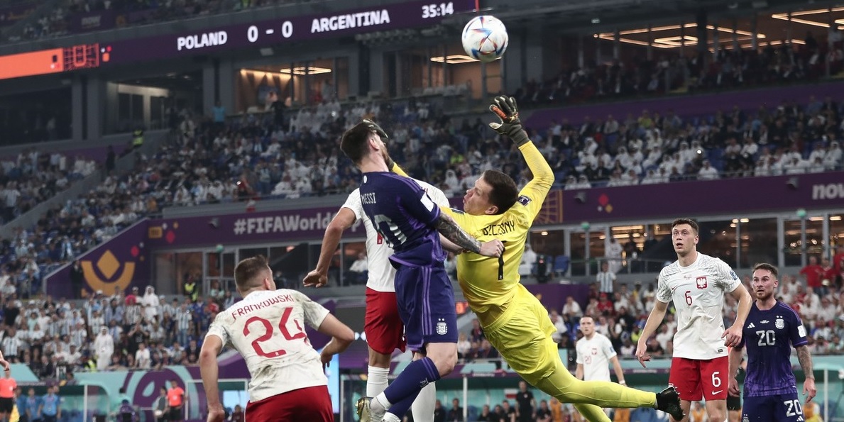 Wojciech Szczesny îl faultează pe Lionel Messi, în Argentina - Polonia 2-0