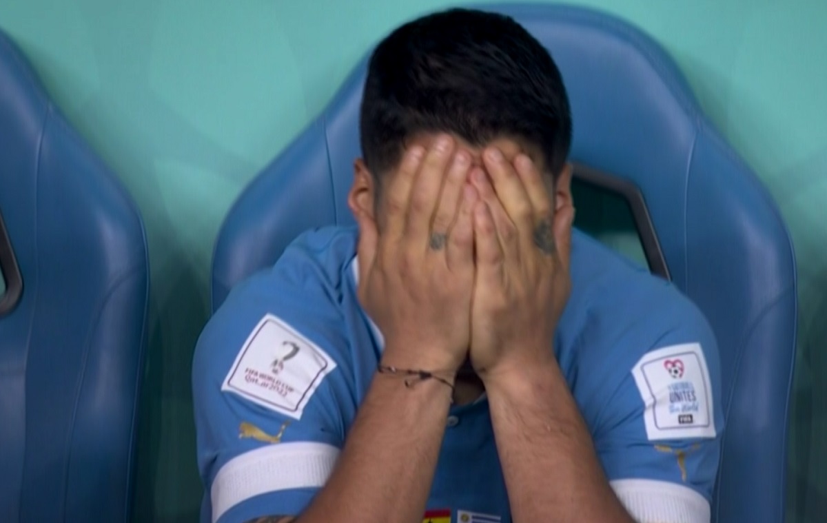 Luis Suarez a plâns în hohote pe banca Uruguayului, după eliminarea de la Cupa Mondială / captură TVR