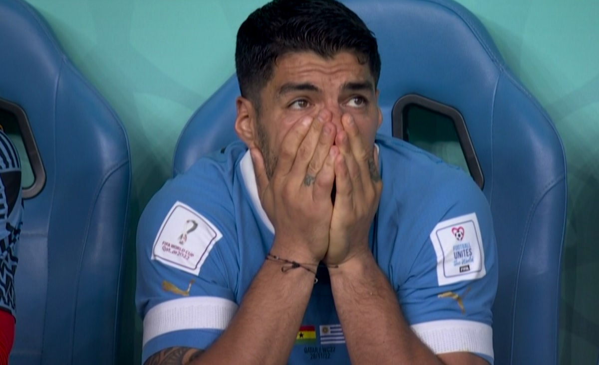 Luis Suarez a plâns în hohote pe banca Uruguayului, după eliminarea de la Cupa Mondială / captură TVR