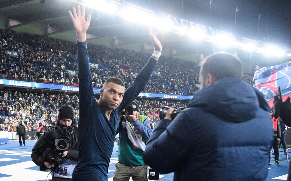 Kylian Mbappe s-a bucurat alături de suporteri după victoria lui PSG
