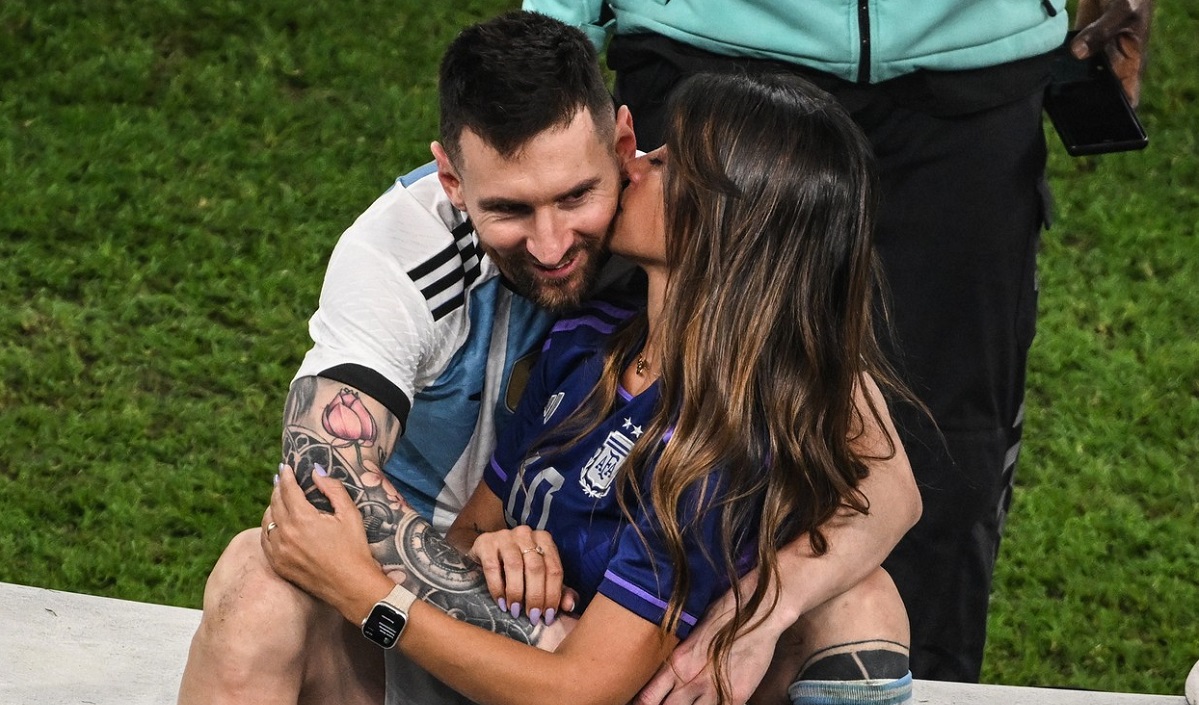 Lionel Messi şi soţia lui, Antonela Roccuzzo, după câştigarea CM 2022