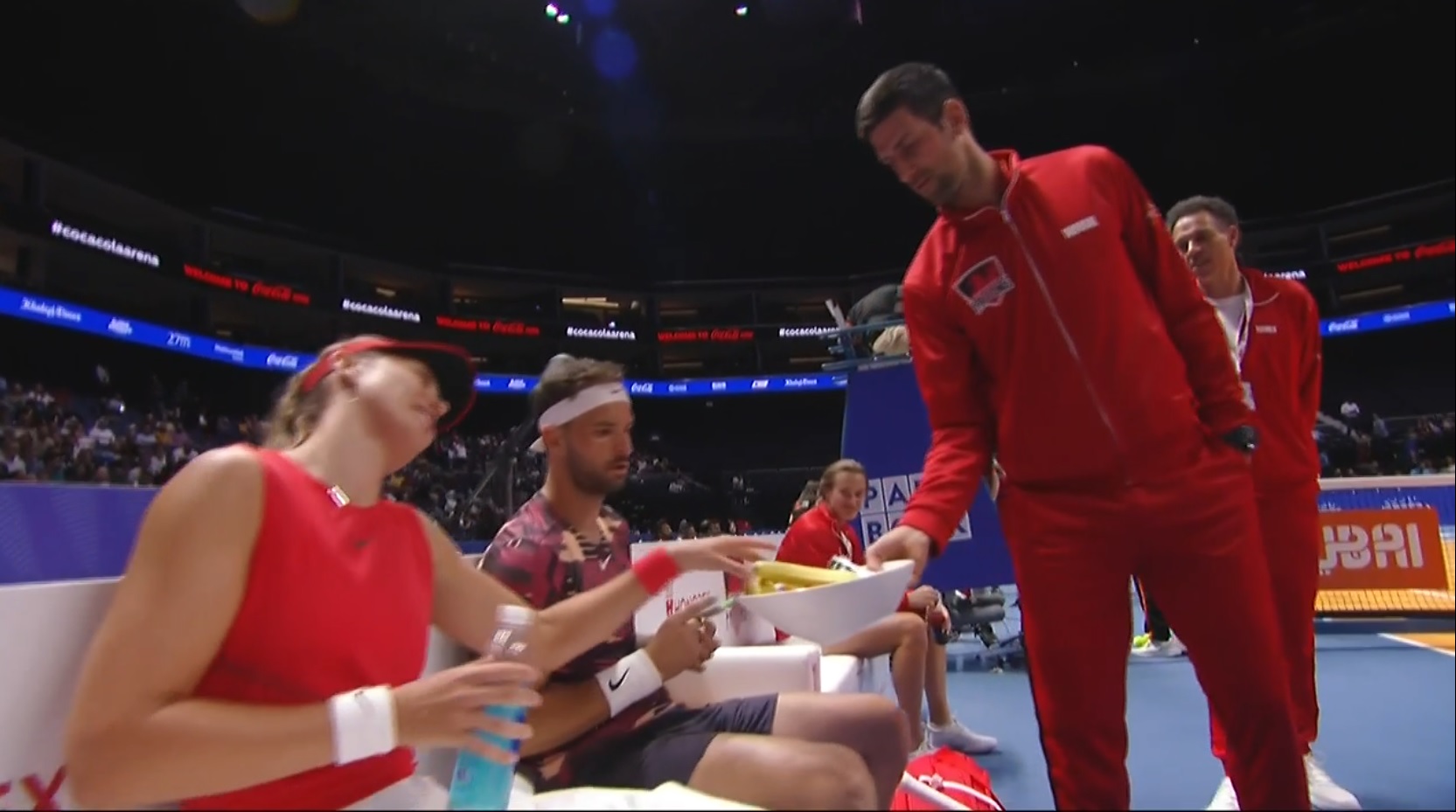 Novak Djokovic, la World Tennis League, îi servește cu fructe pe Paula Badosa și Grigor Dimitrov