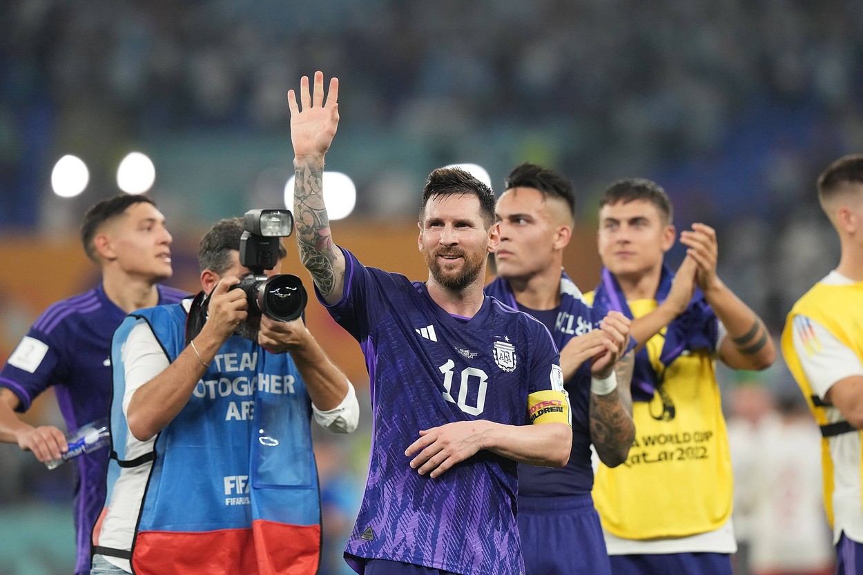 Lionel Messi salută fanii argentinieni prezenți la Campionatul Mondial