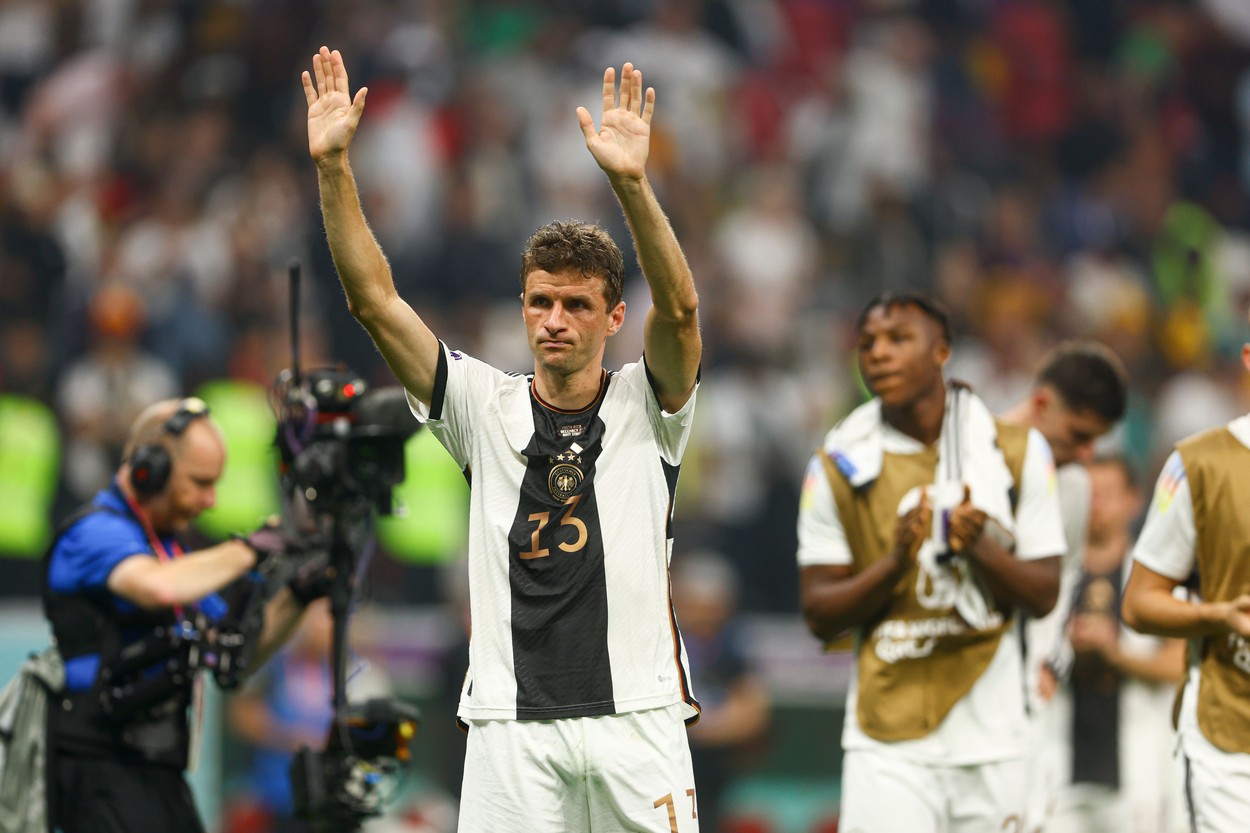 Thomas Muller salută fanii la finalul meciului