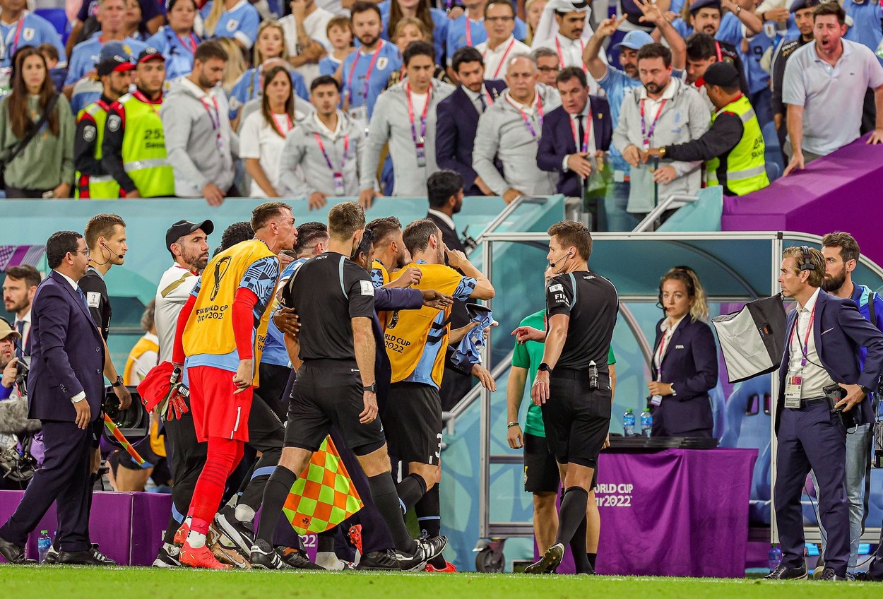 Jucătorii Uruguayului au sărit la gâtul arbitrului în prelungirile meciului cu Ghana / Profimedia