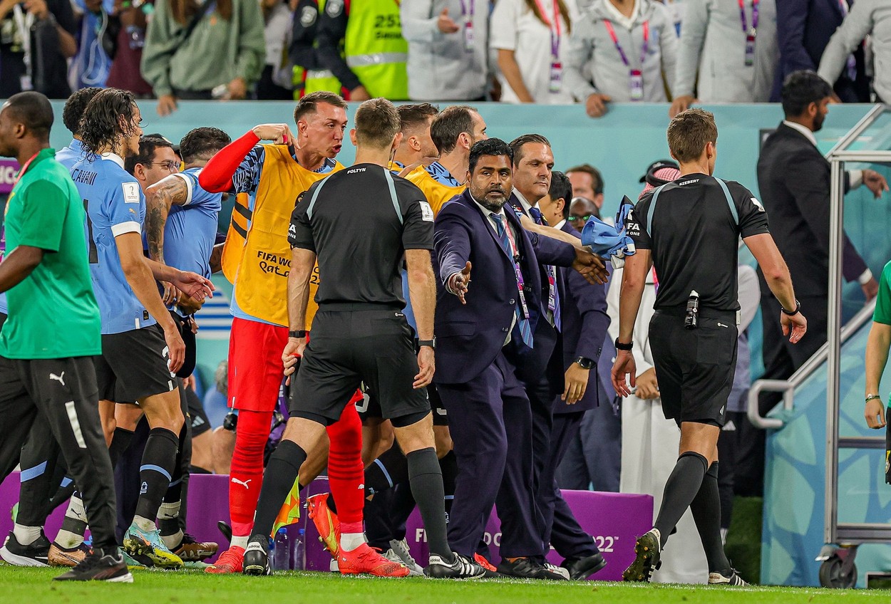 Jucătorii Uruguayului au sărit la gâtul arbitrului în prelungirile meciului cu Ghana / Profimedia