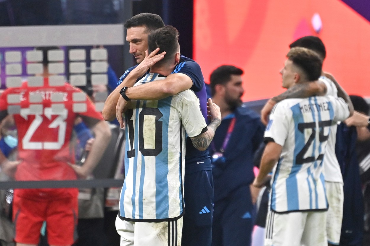 coach SCALONI Lionel (ARG) with Lionel MESSI (ARG) after end of game. Quarter finals, quarter finals, game 57, Netherlands (NED) - Argentina (ARG) 3-4 iE on December 9th, 2022, Lusail Stadium Football World Cup 20122 in Qatar from November 20th. - 18.12.2022 ?,Image: 743748171, License: Rights-managed, Restrictions: picture alliance / SvenSimon, Model Release: no