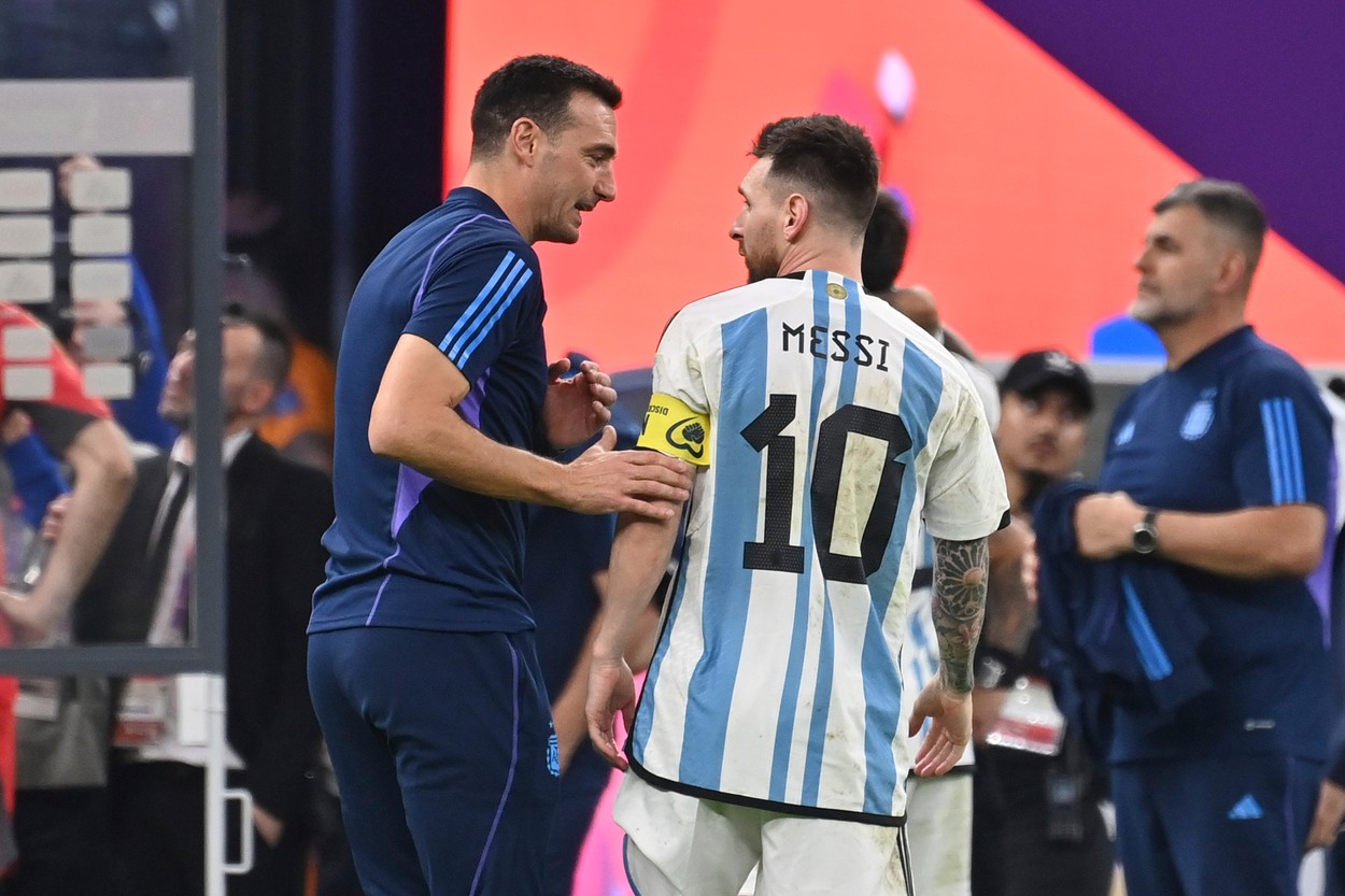 coach SCALONI Lionel (ARG) with Lionel MESSI (ARG) after end of game. Quarter finals, quarter finals, game 57, Netherlands (NED) - Argentina (ARG) 3-4 iE on December 9th, 2022, Lusail Stadium Football World Cup 20122 in Qatar from November 20th. - 18.12.2022 ?,Image: 743748247, License: Rights-managed, Restrictions: picture alliance / SvenSimon, Model Release: no