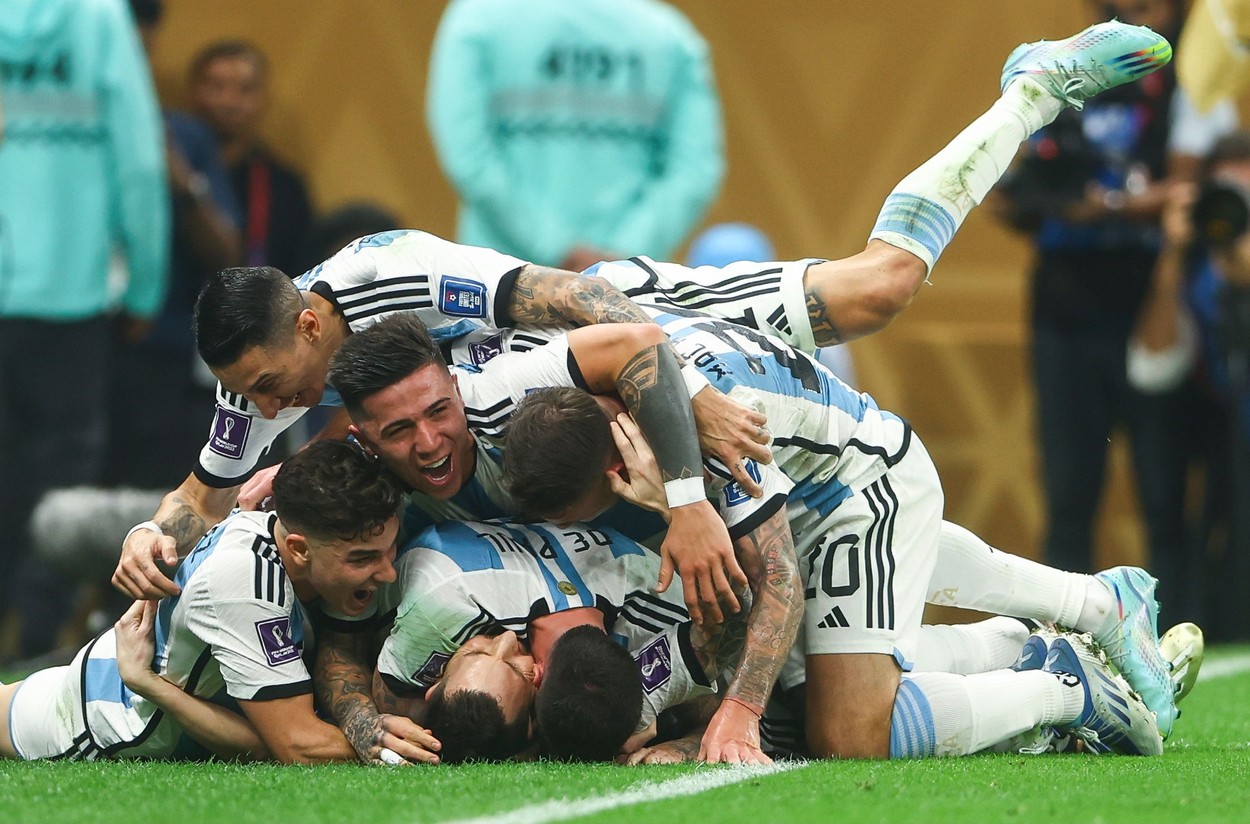 Bucuria jucătorilor argentinieni, după golul marcat de Lionel Messi