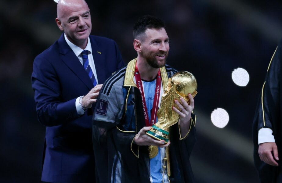 Ce reprezintă roba misterioasă cu care a fost îmbrăcat Lionel Messi de Emirul Qatarului, după ce a câștigat Cupa Mondială
