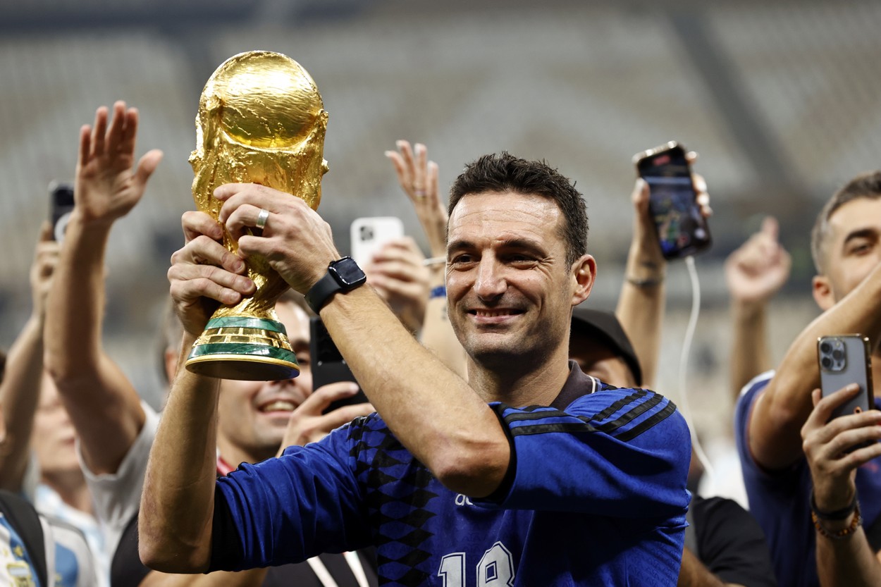 AL DAAYEN - Argentina coach Lionel Scaloni with the world cup trophy, FIFA World Cup Trophy after the FIFA World Cup Qatar 2022 final match between Argentina and France at Lusail Stadium on December 18, 2022 in Al Daayen, Qatar.

