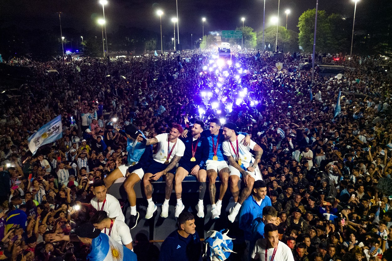 Noi imagini monumentale de pe străzile din Buenos Aires! Messi şi Scaloni, primiţi ca nişte zei! Bucurie nebună a argentinienilor