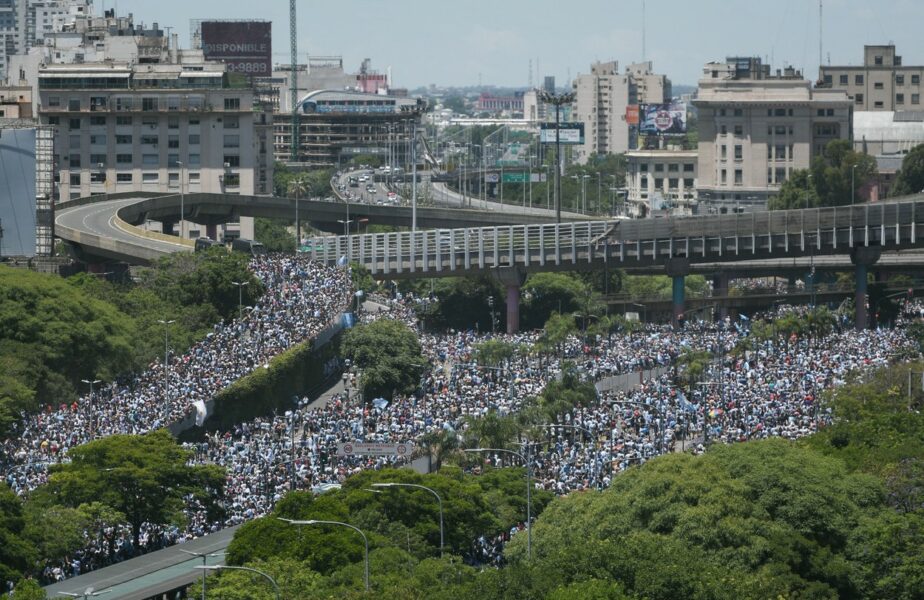 Milioane de suporteri au ieșit în stradă după triumful Argentinei de la Cupa Mondială! Lionel Messi și colegii s-au urcat în elicopter
