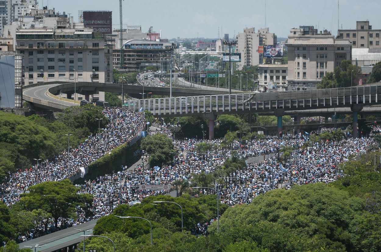Milioane de suporteri au ieșit în stradă după triumful Argentinei de la Cupa Mondială! Lionel Messi și colegii s-au urcat în elicopter