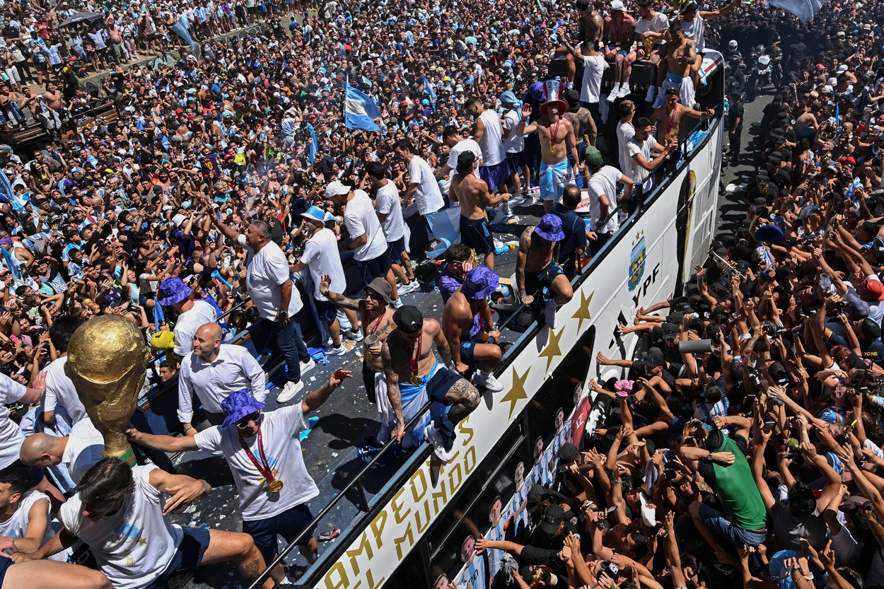 Lionel Messi și jucătorii campioanei mondiale Argentina sărbătoresc alături de milioane de oameni