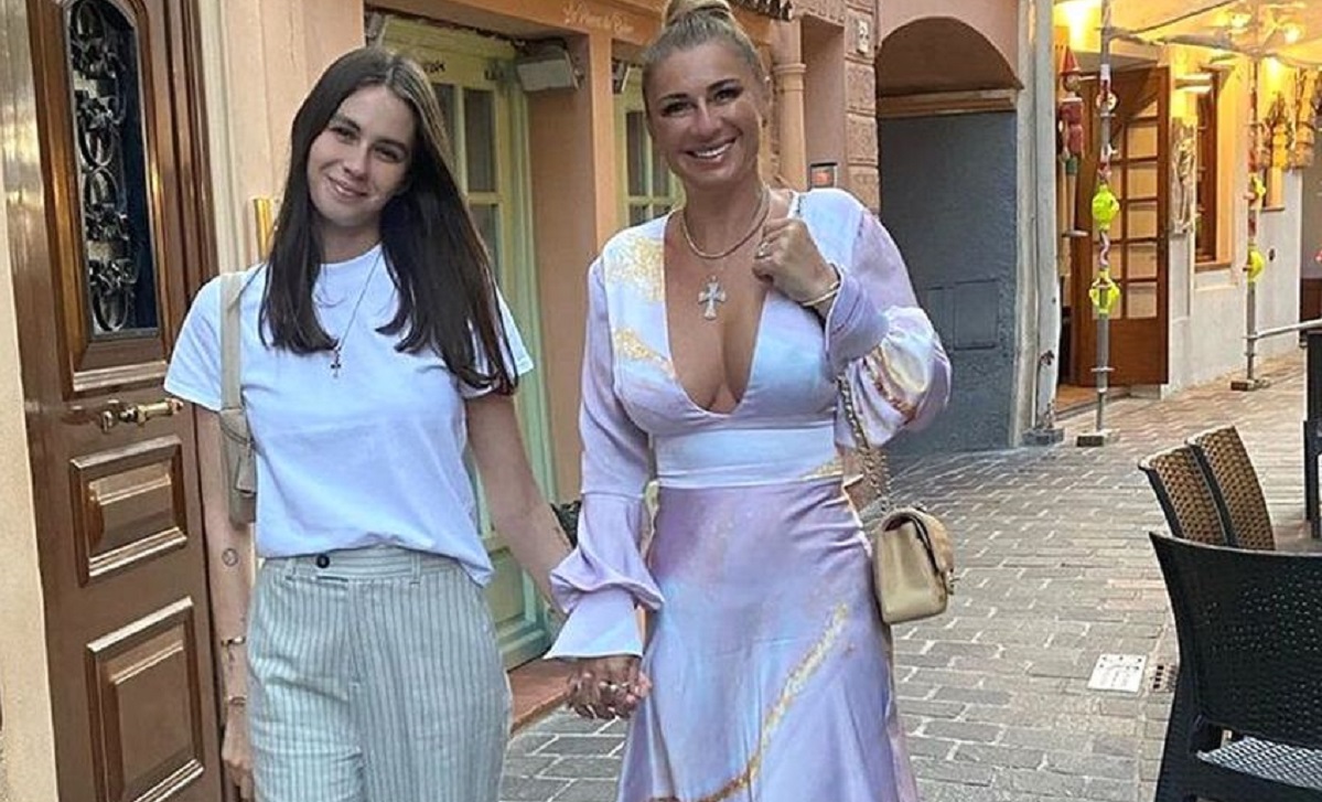 Rebecca Dumitrescu este fiica de 23 de ani a Anamariei Prodan