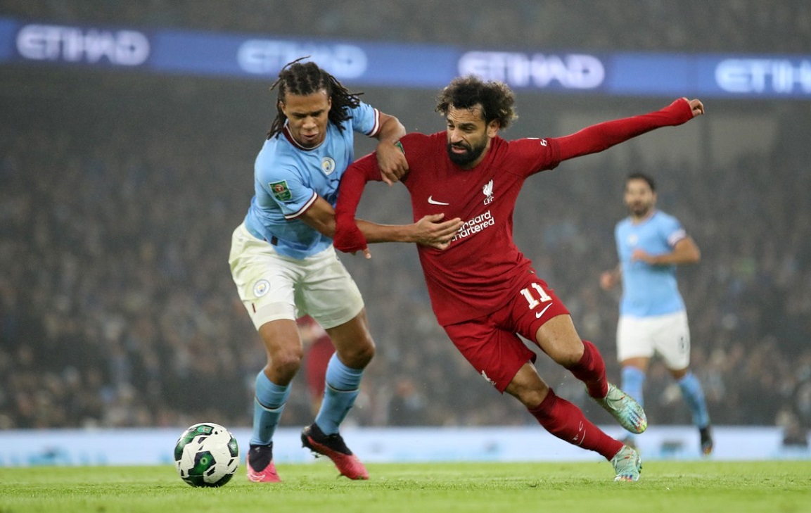 Mohamed Salah, duel cu Nathan Ake, în timpul partidei dintre Manchester City şi Liverpool
