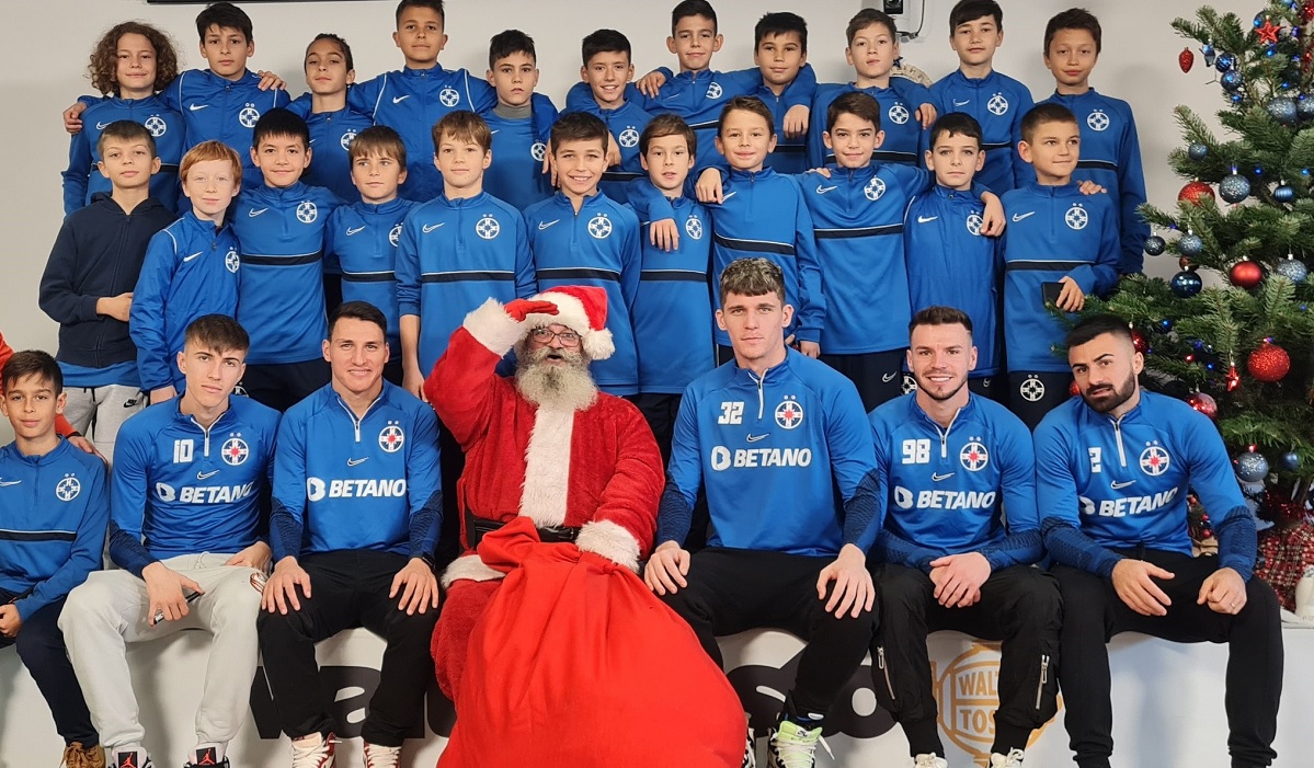Jucătorii de la FCSB, alături de juniori și Moș Crăciun