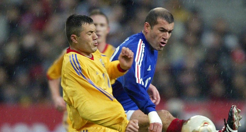 Adrian Ilie, în duel cu Zinedine Zidane, în Franţa - România 2-1, în 2012