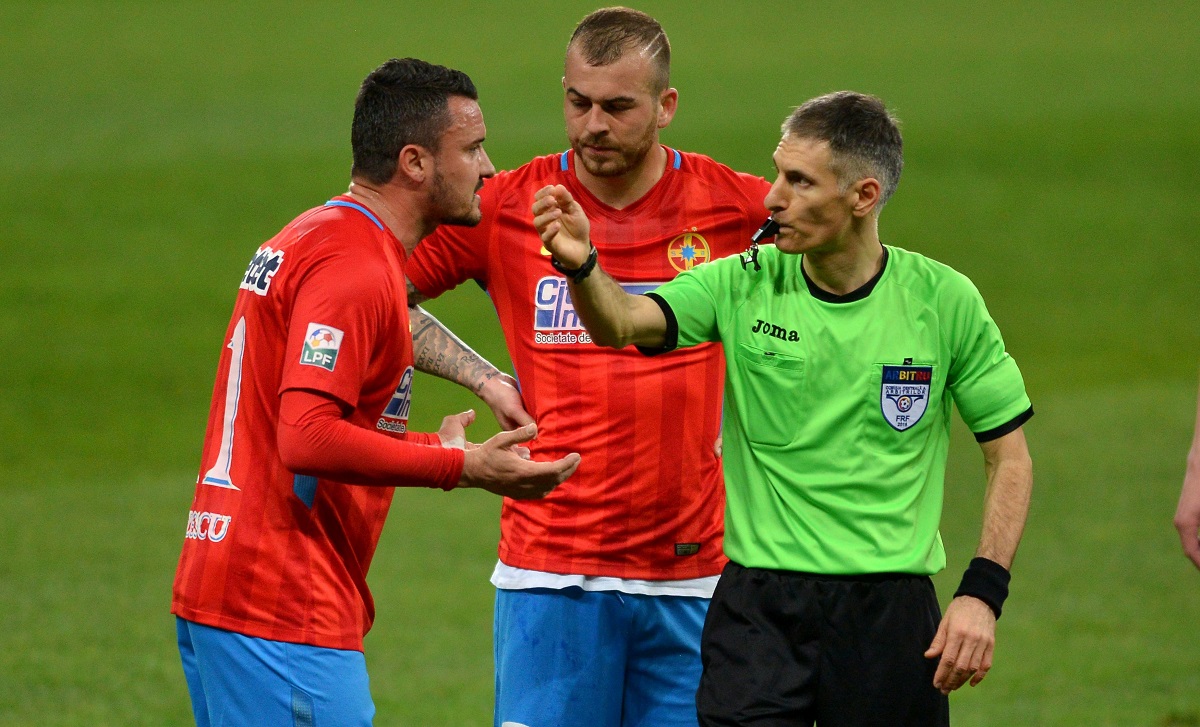 Constantin Budescu și Denis Alibec, în timpul unui meci disputat de FCSB