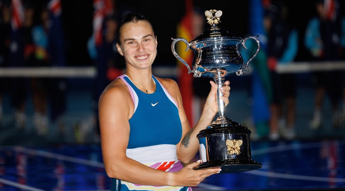 Aryna Sabalenka, alături de trofeul Australian Open 2023