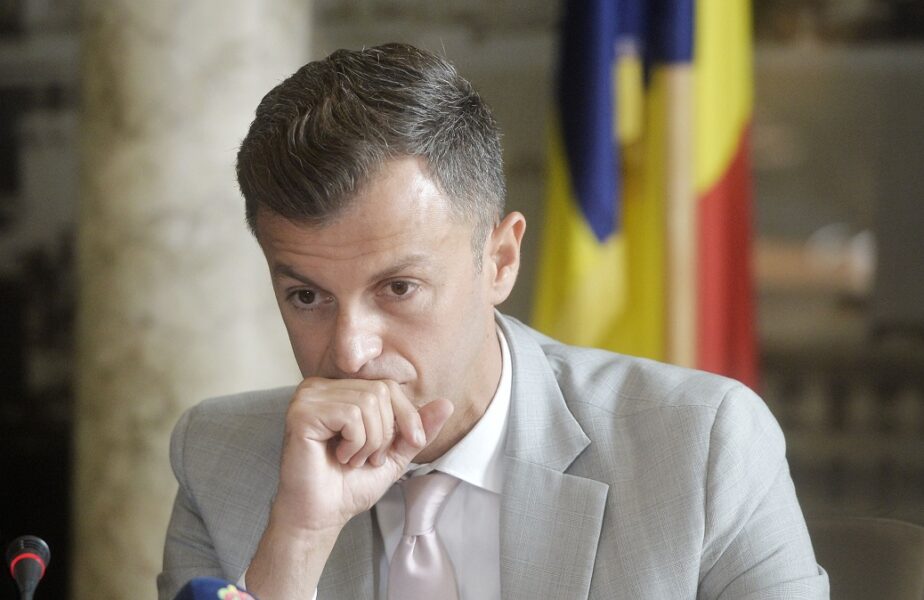 „Ovidiu Burcă este un mincinos!”. Vasile Buhăescu şi-a reziliat contractul cu Dinamo şi l-a făcut praf pe antrenorul „câinilor”