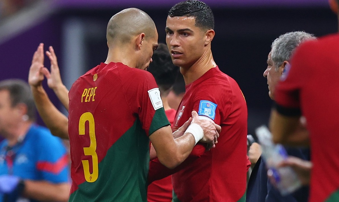 Cristiano Ronaldo, alături de Pepe, într-un meci pentru naționala Portugaliei, la CM 2022