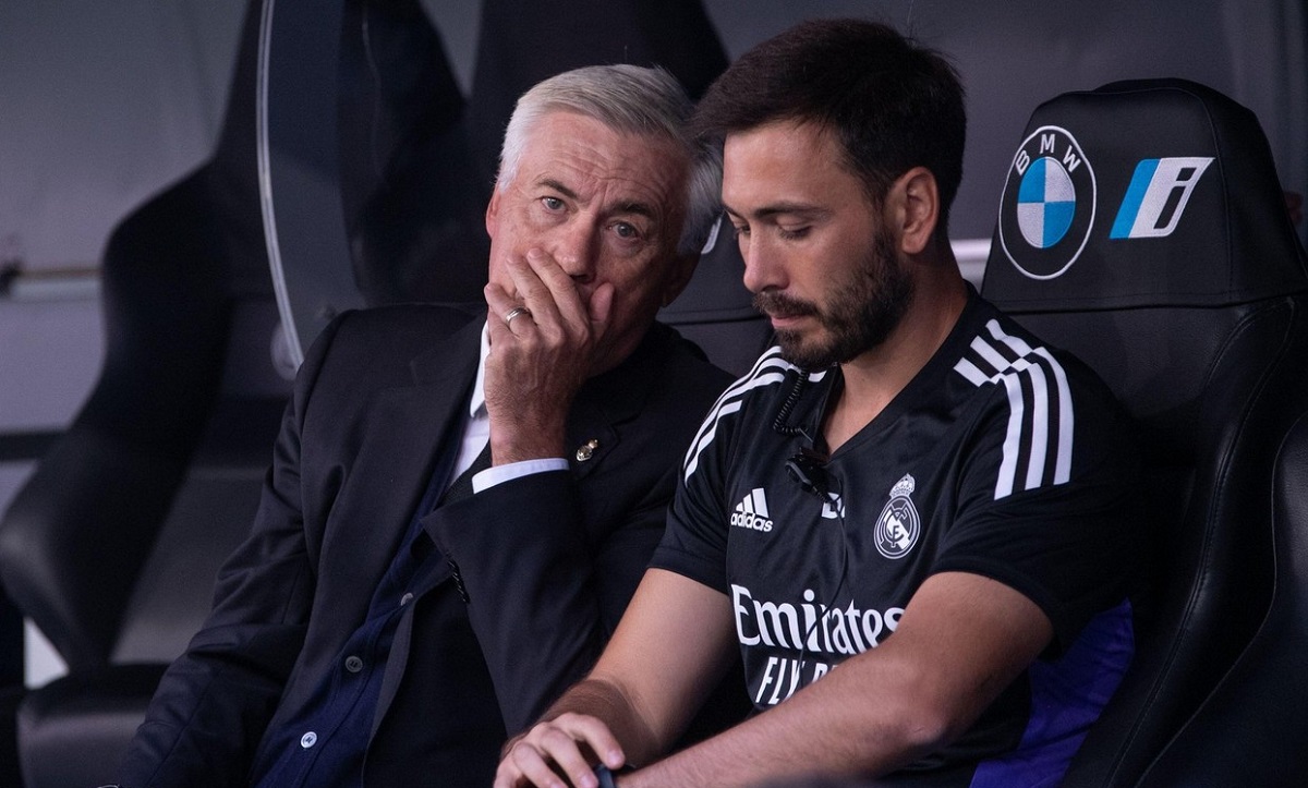 Davide Ancelotti şi Carlo Ancelotti, în timpul unui meci pe banca lui Real Madrid