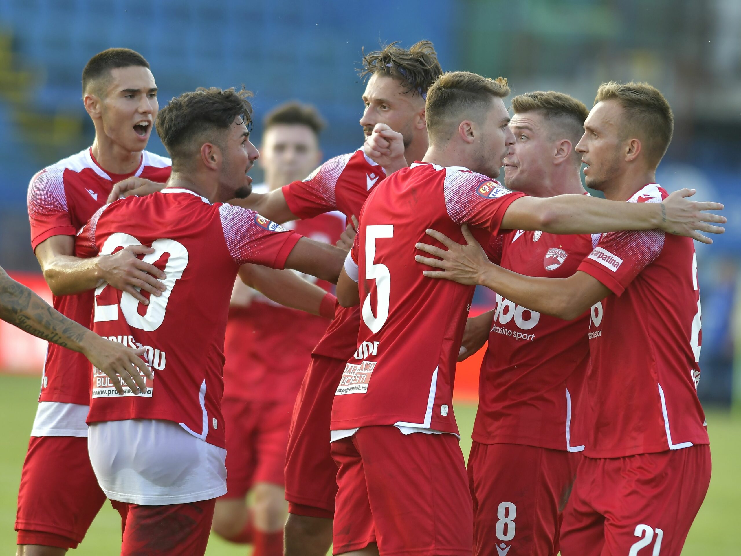 Jucătorii lui Dinamo, bucuroși după un gol